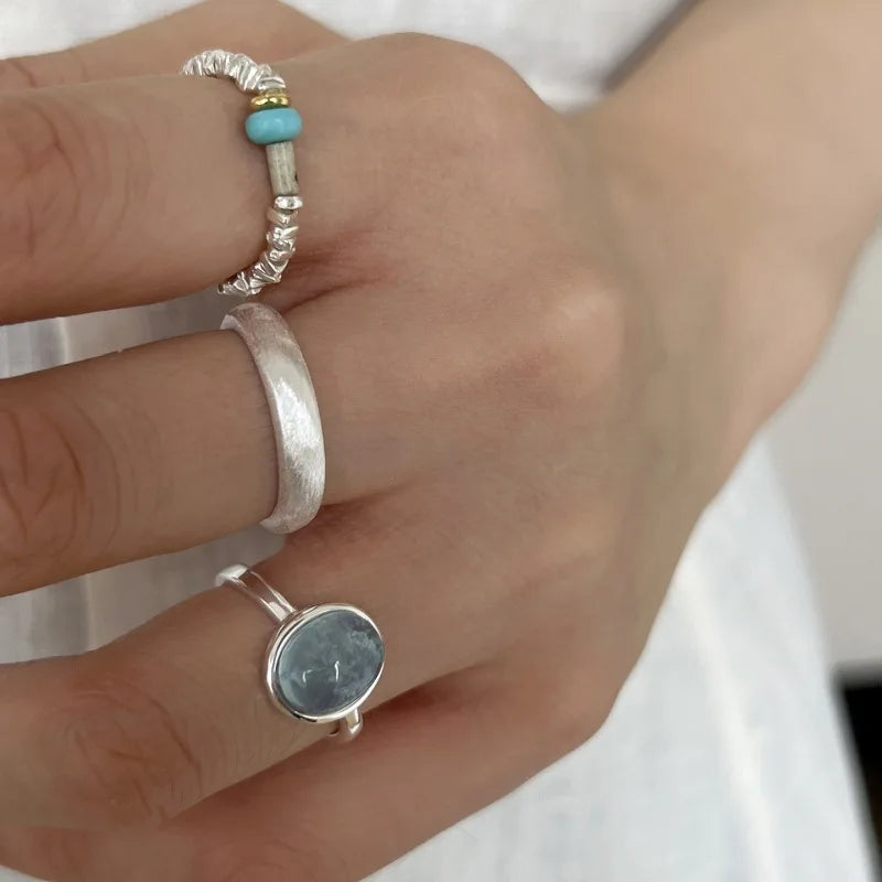 Alianza de boda minimalista con diseño geométrico en color plata: elegante, con estilo y perfecta para cualquier ocasión