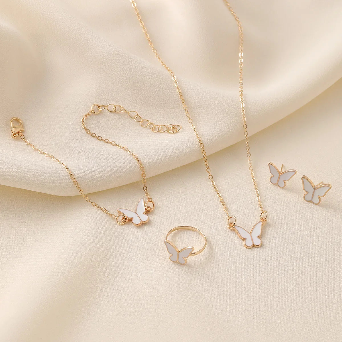 Collar romántico con colgante de insecto: joyería de moda bonita y moderna para mujeres