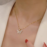 Elegante collar con colgante de mariposa: joyas de cristal brillante para mujer