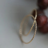 Anillo apilable minimalista de plata de ley 925: elegante banda bañada en oro de 14 quilates