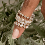 Anillo apilable de circonitas geométricas doradas: joyería minimalista para mujeres