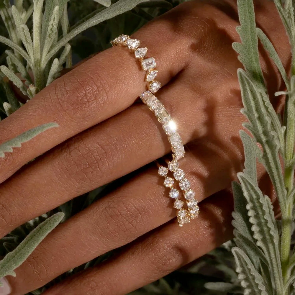 Anillo apilable de circonitas geométricas doradas: joyería minimalista para mujeres