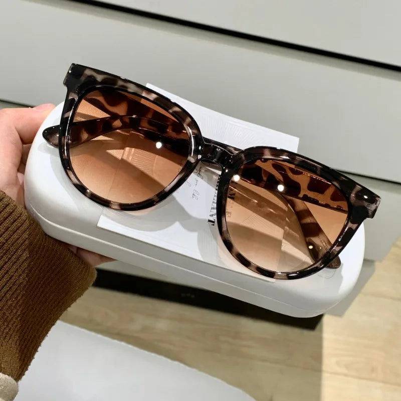 Elegant Large Frame Retro Sunglasses – UV400 Protective Shades for Men & Women