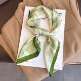 Pañuelo cuadrado de seda con estampado de caballos de lujo de 70 × 70 cm: elegante pañuelo de satén para mujer