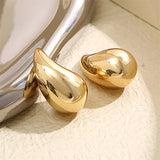 Pendientes de lágrima con forma de cúpula gruesa bañados en oro: joyas elegantes y modernas