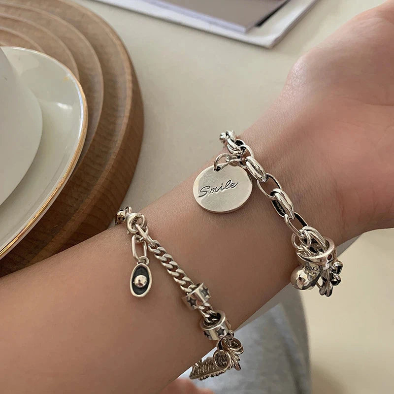 Pulsera con dije de corazón vintage en plata de ley 925: joyería elegante y atemporal para mujeres