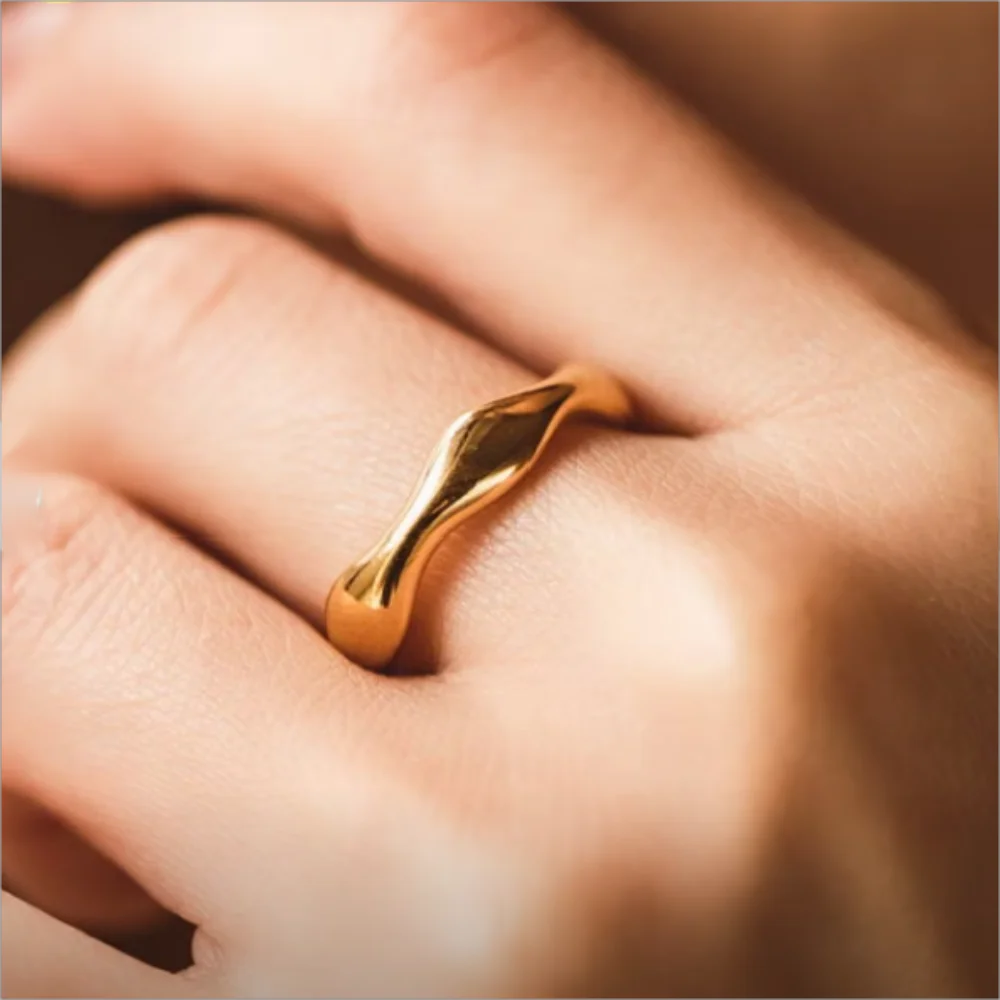 Anillos de ondas apilables para mujer: joyas minimalistas ajustables de acero inoxidable chapadas en oro de 18 quilates y plata