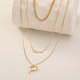 Elegante collar con colgante de mariposa y corazón con letras doradas de doble capa para mujer: regalo de joyería perfecto para bodas y fiestas