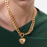 Elegante collar con colgante de mariposa y corazón con letras doradas de doble capa para mujer: regalo de joyería perfecto para bodas y fiestas