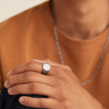 Anillo minimalista de acero inoxidable redondo y grueso para mujer: anillo de sello estilo punk con iniciales talladas