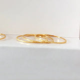 Anillo minimalista fino de acero inoxidable mate: elegante banda chapada en oro de 18 quilates para mujer