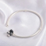 Pulsera de plata bañada en oro con dijes de moda: joyería elegante para mujeres