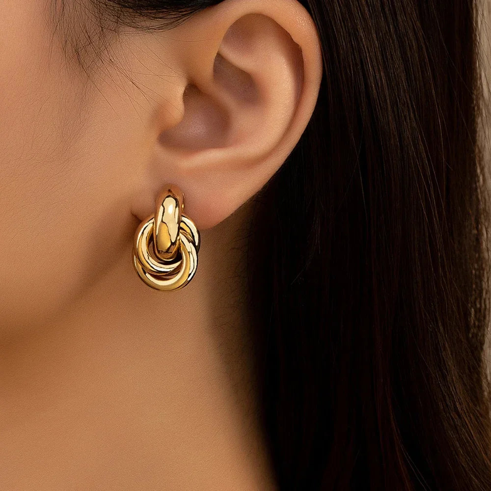 Aros con nudos dorados y plateados: pendientes con forma de espiral de moda para el día a día de las mujeres