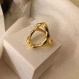 Anillo minimalista de concha ovalada bañada en oro: elegante joyería para bodas y fiestas para mujeres