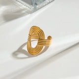 Anillo minimalista ovalado retorcido: acero inoxidable chapado en oro de 18 quilates, resistente al agua y a la decoloración