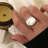 Anillo minimalista de concha ovalada bañada en oro: elegante joyería para bodas y fiestas para mujeres