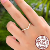Anillo apilable en forma de V de plata esterlina 925 de CWWZircons: chapado en oro, circonita cúbica brillante, regalo de joyería fina para mujeres