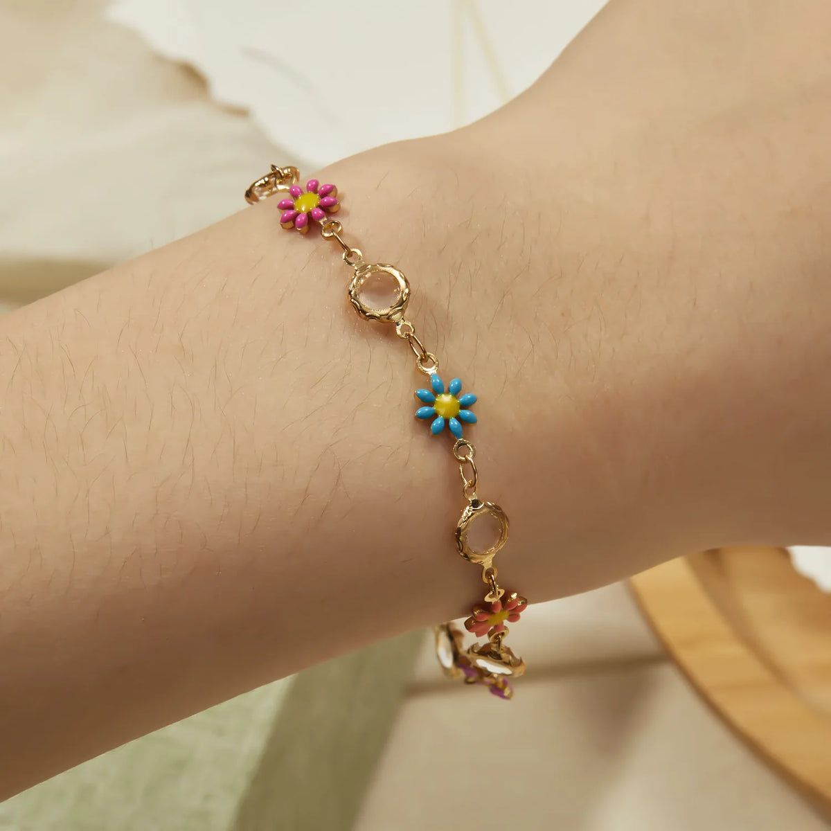 Sweet Daisy Flower Charm Bracelet for Women – Trendy Minimalist Floral Aesthetic Jewelry for Weddings & Parties