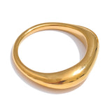 Anillo minimalista de acero inoxidable con textura dorada: diseño geométrico elegante bañado en PVD de 18 quilates