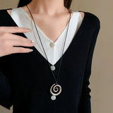 Elegant Metal Pendant Necklace – Stylish Sweater Chain for Autumn & Winter