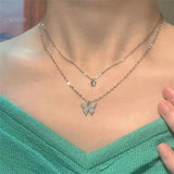 Collar con colgante de doble mariposa: elegante cadena de clavícula en capas para mujer