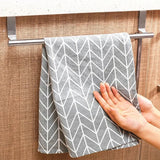 Toallero para colgar sobre la puerta: soporte para colgar toallas de acero inoxidable para baño y cocina; diseño que ahorra espacio y no requiere perforaciones