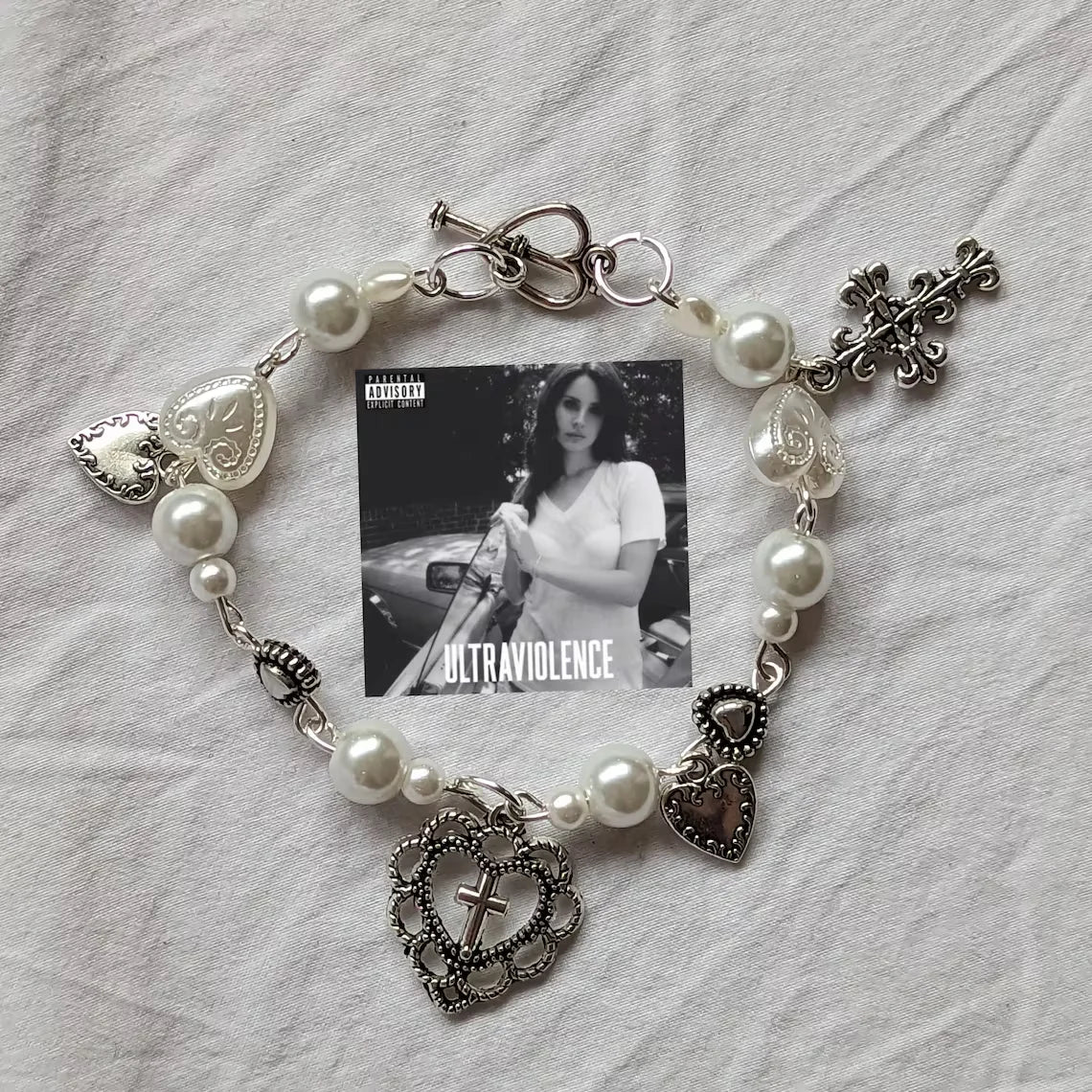 Pulsera con dijes inspirada en Lana del Rey: joyería estética vintage para mujeres