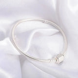 Pulsera de plata bañada en oro con dijes de moda: joyería elegante para mujeres