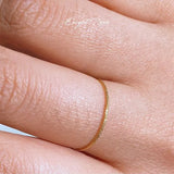 Anillo minimalista fino de acero inoxidable mate: elegante banda chapada en oro de 18 quilates para mujer