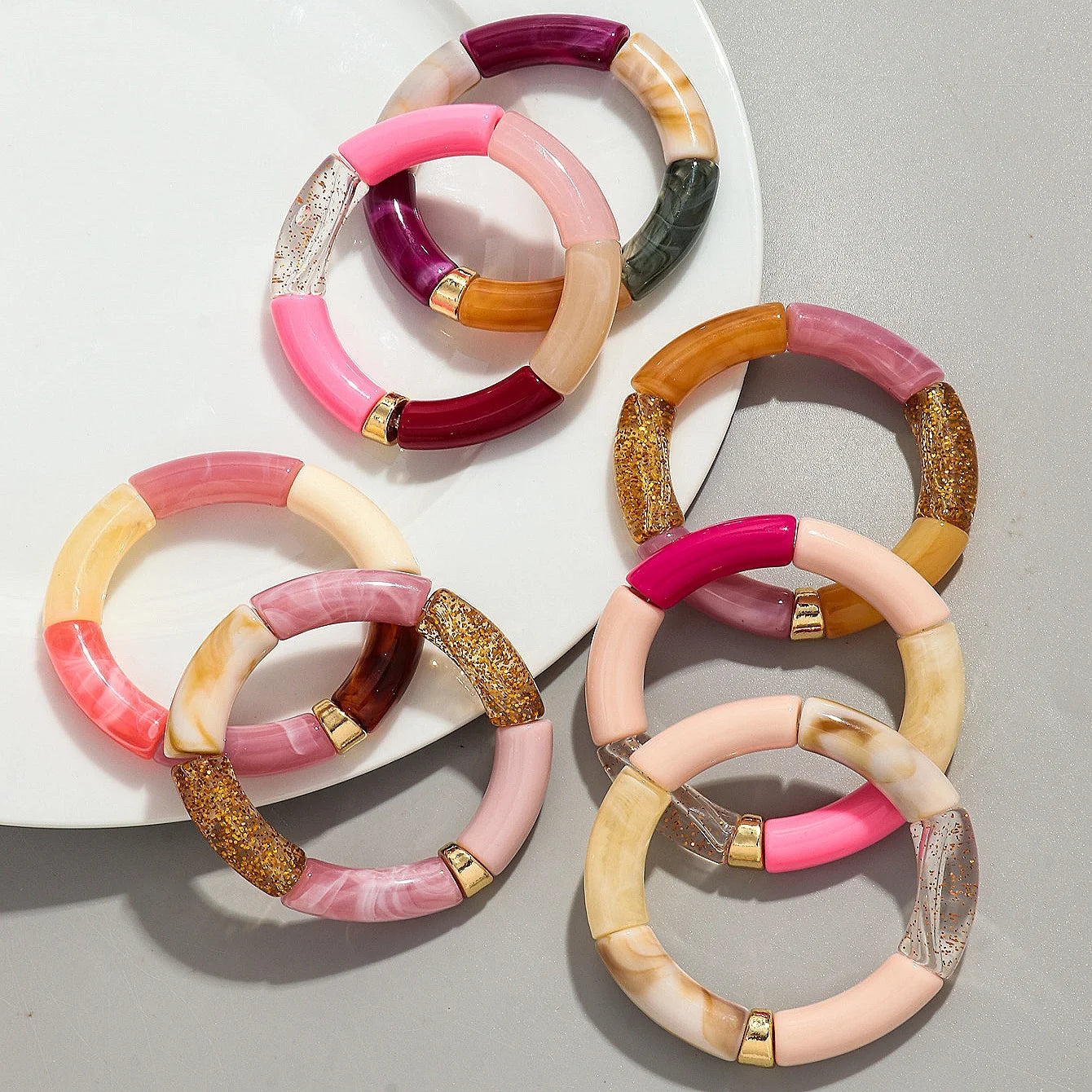 Pulsera de cuentas acrílicas bohemias para mujer: dije geométrico, moderna y liviana