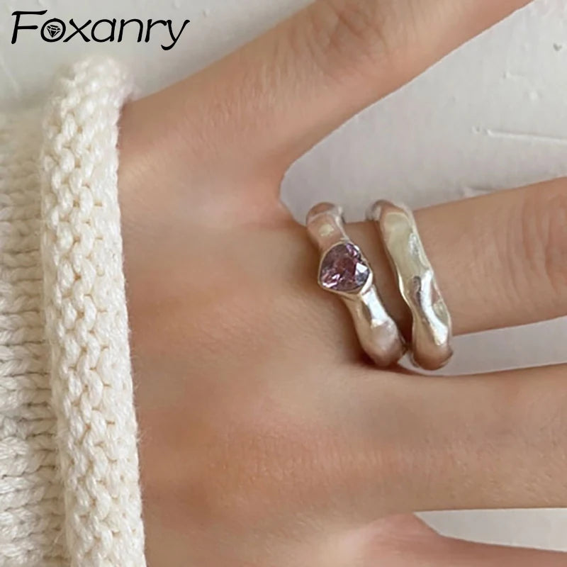 Anillo de compromiso minimalista de plata: elegante alianza de boda con corazón de circonita rosa para mujer
