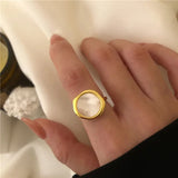 Anillo minimalista de concha ovalada bañada en oro: elegante joyería para bodas y fiestas para mujeres