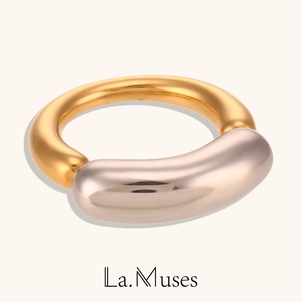 Anillo geométrico minimalista moderno de oro: acero inoxidable resistente al agua con baño de PVD de 18 quilates