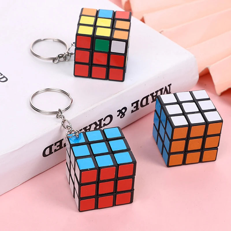 Mini llavero con cubo mágico 3x3: elegante juguete de rompecabezas y accesorio de moda para niños y adultos