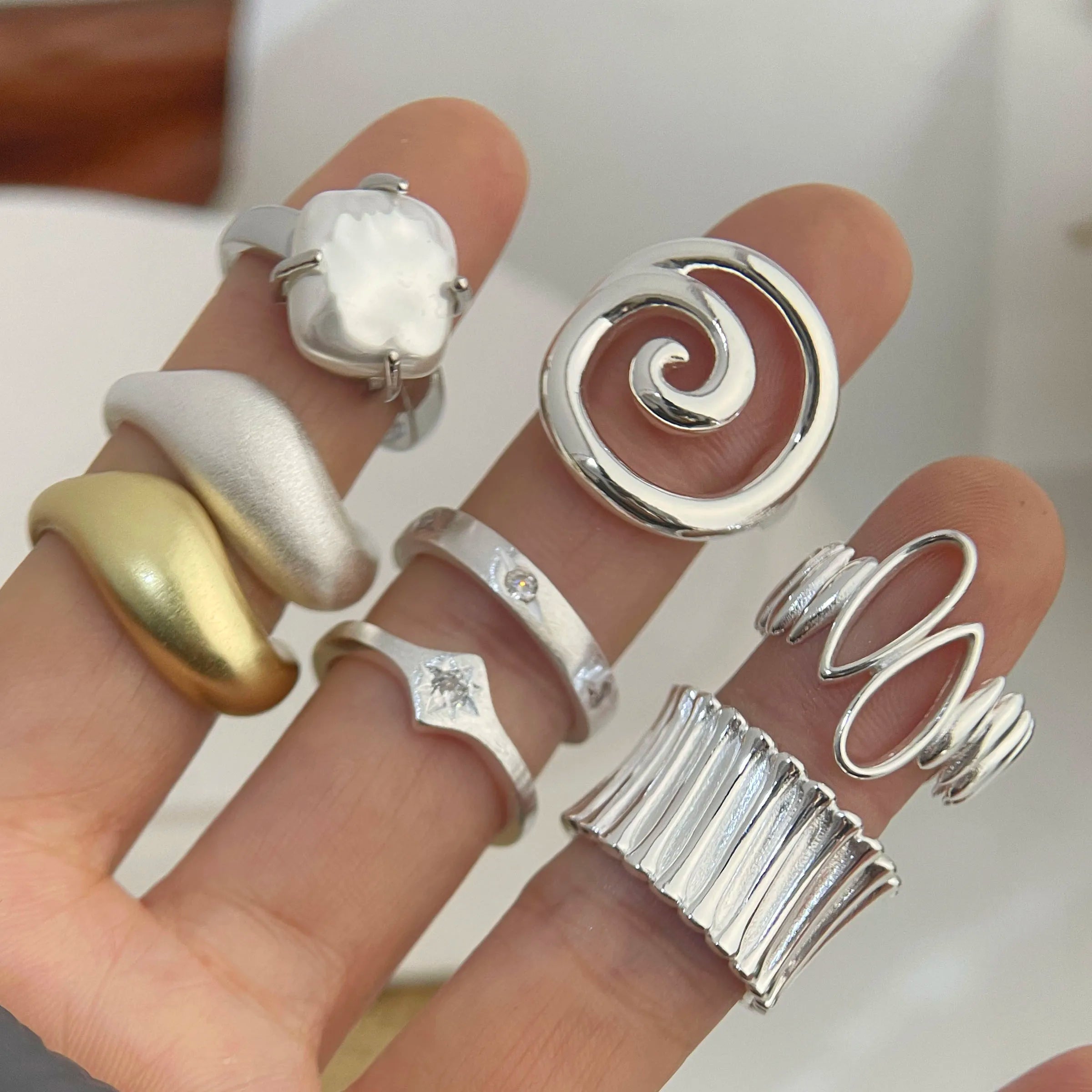 Anillo de cóctel de circonitas en plata de ley 925: joyería moderna y antialérgica para mujeres