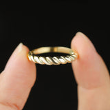 Anillo minimalista de croissant en plata de ley S925: joyería elegante y atemporal