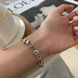 Pulsera con dije de corazón vintage en plata de ley 925: joyería elegante y atemporal para mujeres