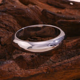 Anillo de acero inoxidable chapado en oro resistente al agua de EBbelle: banda minimalista hipoalergénica para mujer
