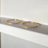 Anillo minimalista fino de acero inoxidable mate: elegante banda chapada en oro de 18 quilates para mujer