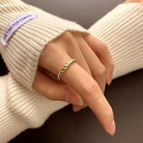 Anillo minimalista de croissant en plata de ley S925: joyería elegante y atemporal