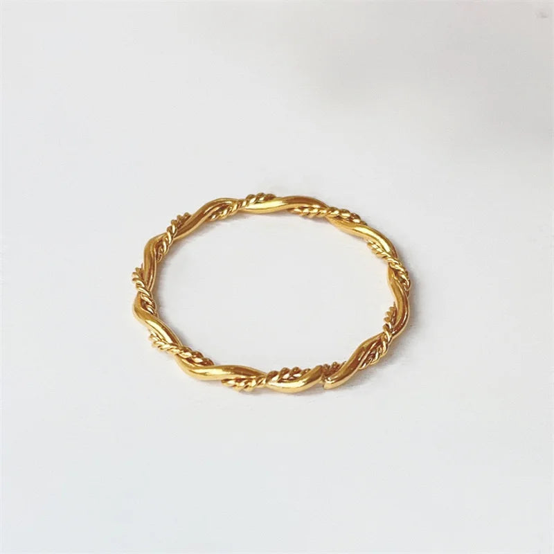 Anillo minimalista de acero de titanio chapado en oro de 18 quilates con forma de cuerda: joyería elegante y resistente al agua