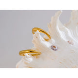 Anillo minimalista de acero inoxidable con textura dorada: diseño geométrico elegante bañado en PVD de 18 quilates