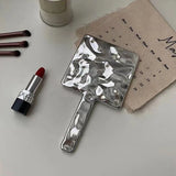 Espejo de maquillaje de mano y de escritorio cuadrado con forma líquida: un elemento esencial de belleza portátil