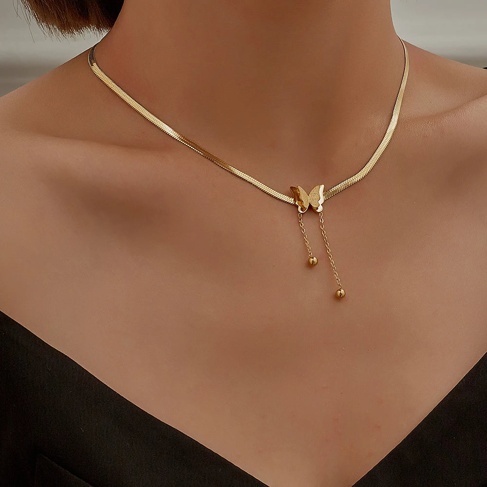 Collar de mariposa vintage multicapa: elegante gargantilla de acero inoxidable para mujer