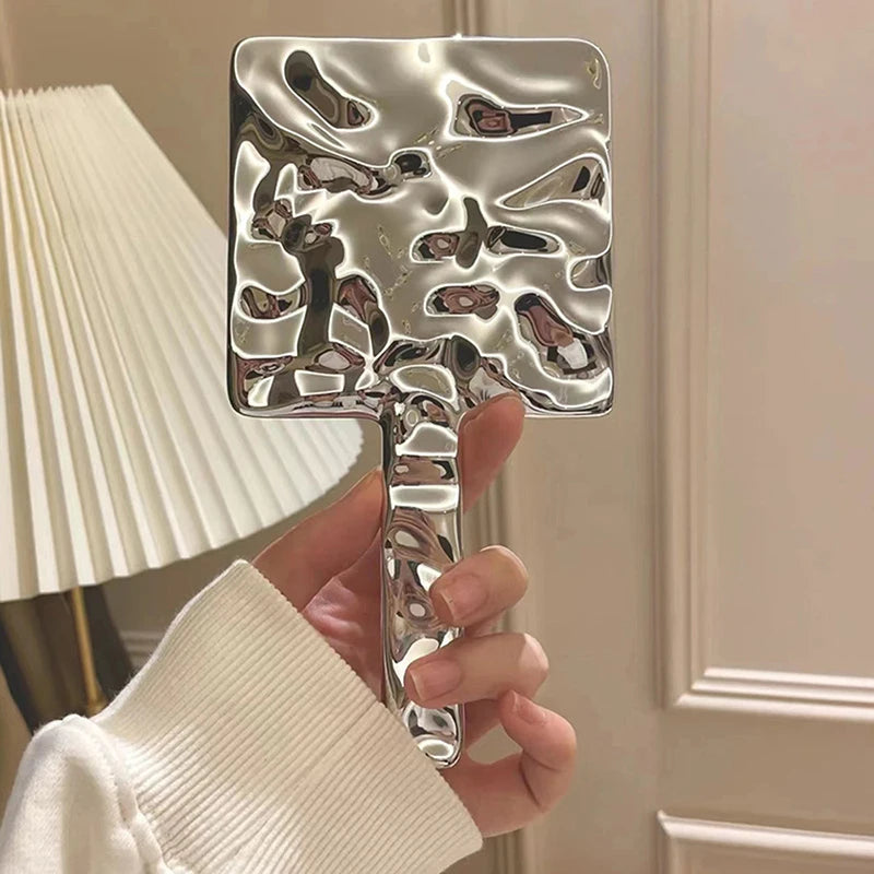 Espejo de maquillaje de mano y de escritorio cuadrado con forma líquida: un elemento esencial de belleza portátil
