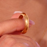 Anillo de acero inoxidable chapado en oro resistente al agua de EBbelle: banda minimalista hipoalergénica para mujer