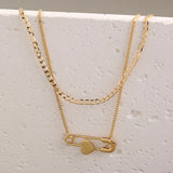 Elegante collar con colgante de mariposa y corazón con letras doradas de doble capa para mujer: regalo de joyería perfecto para bodas y fiestas