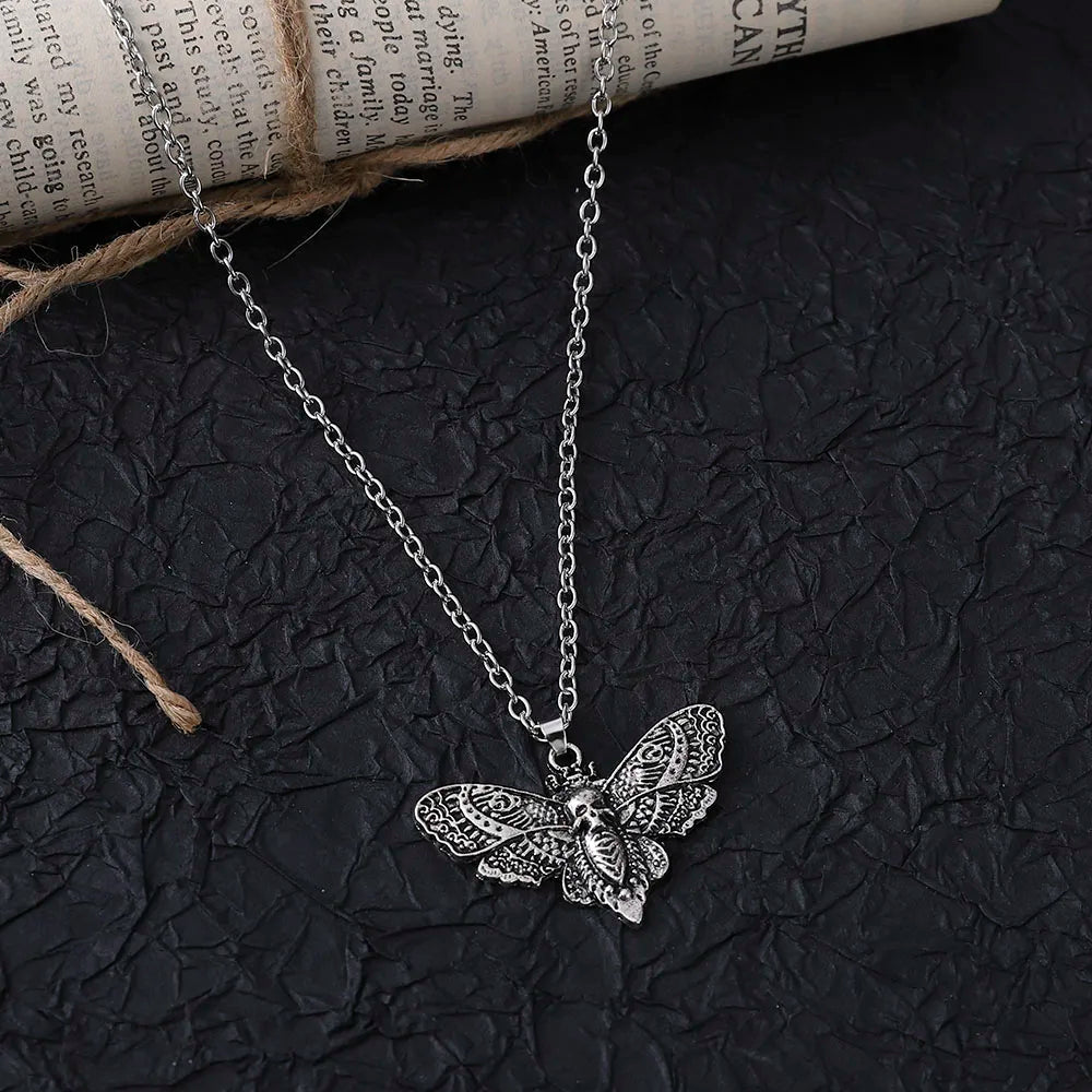 Collar Death Moth: colgante gótico vintage para la moda rockera y emo