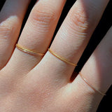 Anillo minimalista fino de acero inoxidable mate: elegante banda chapada en oro de 18 quilates para mujer