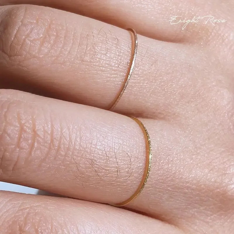 Anillo minimalista fino de acero inoxidable mate: elegante banda chapada en oro de 18 quilates para mujer
